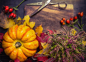 autumn table decor with pumpkin and flowers